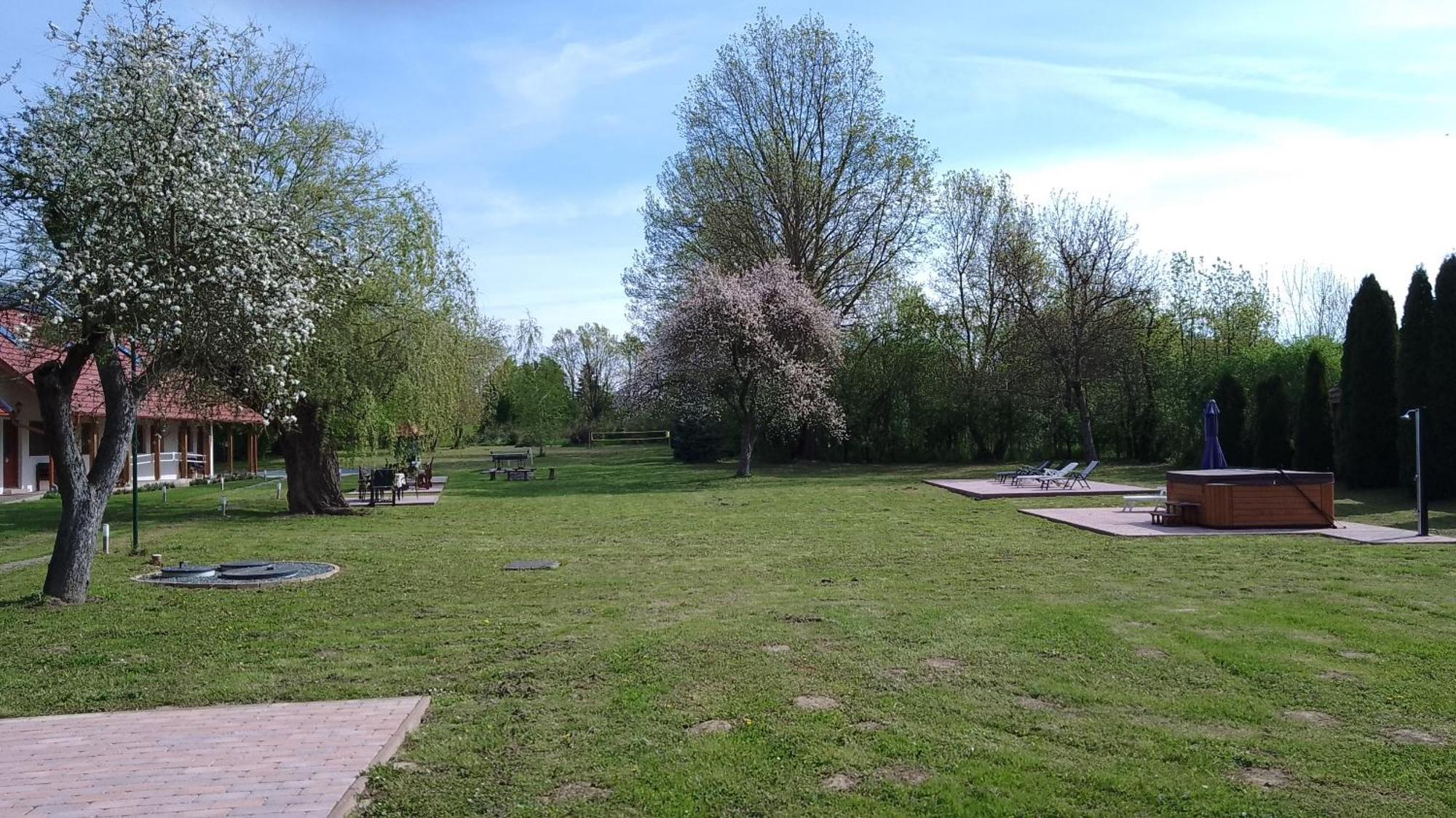 Almafas Vendeghaz Orseg Villa Kerkakutas Buitenkant foto